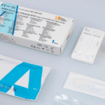 SARS-CoV-2 ja influenssa A/B pikatesti nenäpensleestä testipakkauksen sisältö